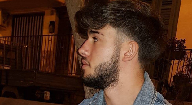 Mario Di Carlo, 22 anni, si sveglia dal coma 13 giorni dopo un grave incidente a Palermo. Il giovane è ora fuori pericolo e ha riabbracciato la sua mamma.