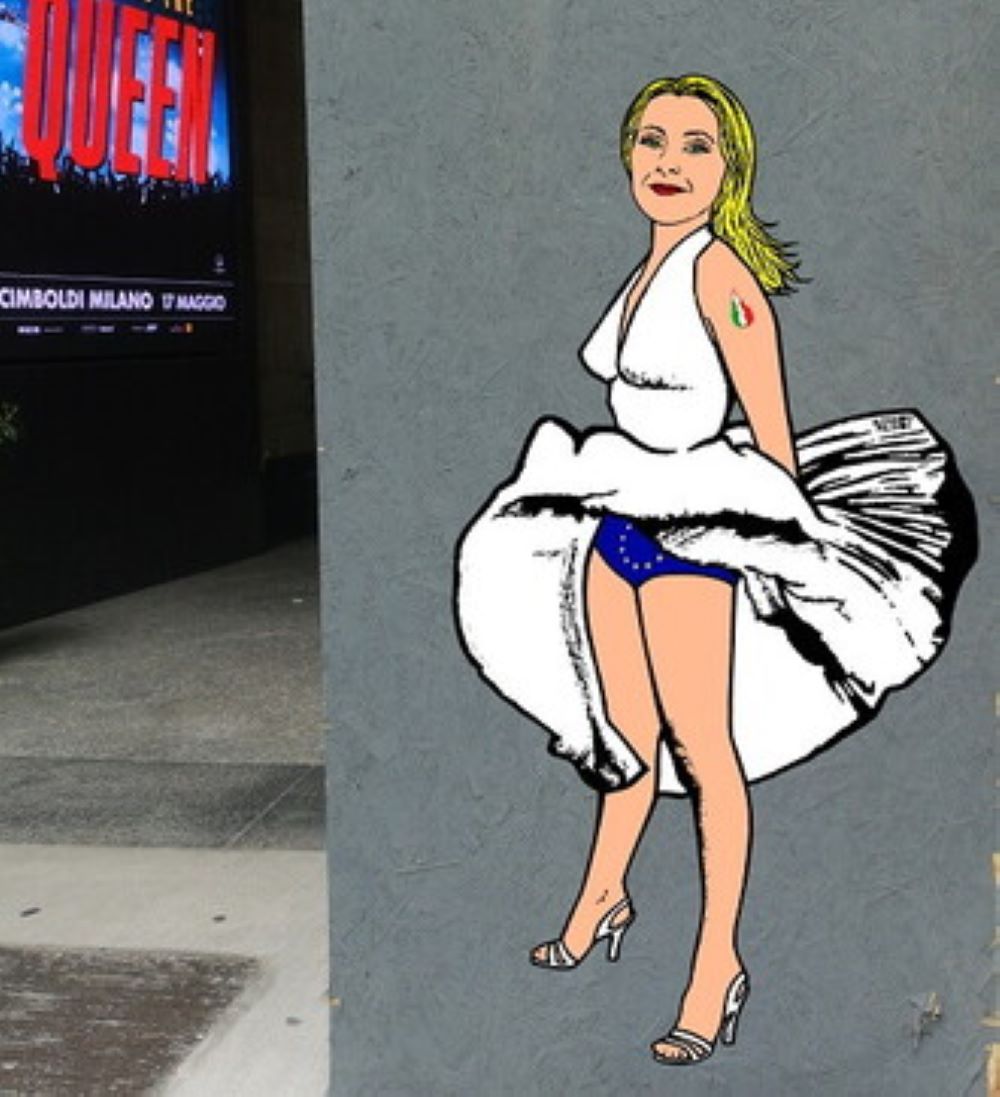 Un murale a Milano trasforma Giorgia Meloni in Marilyn Monroe