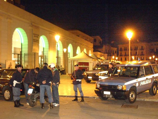 Quattro membri del clan Capriati di Bari Vecchia sono stati arrestati con gravi accuse di traffico di droga e detenzione illegale di armi.