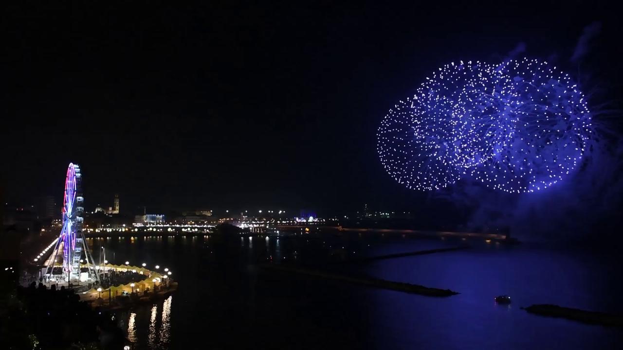 I fuochi d'artificio celebrativi per San Nicola illuminano il cielo di Bari