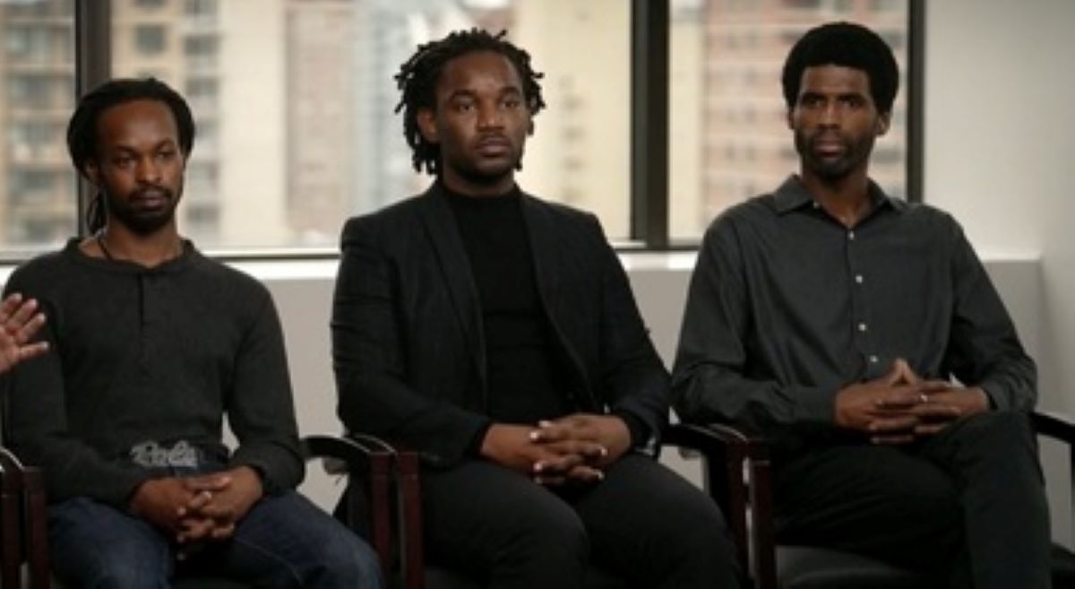 Tre afroamericani su un volo American Airlines: “Ci hanno fatto scendere dicendo che puzziamo”, la replica della compagnia aerea