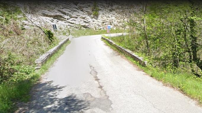 A soli 20 anni, Stefano Velea perde tragicamente la vita in un incidente stradale ad Ascoli, cadendo con la sua auto da un ponte.