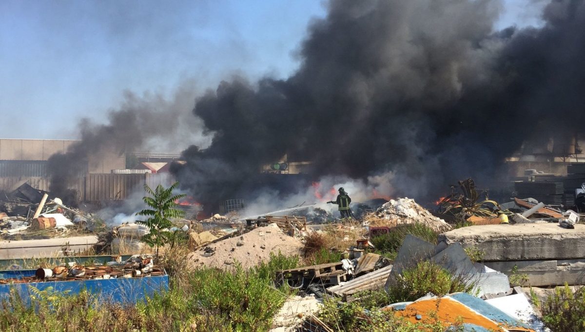 Incendio in un deposito di automezzi a Bari: nessun ferito ma fumo visibile in tutta la città