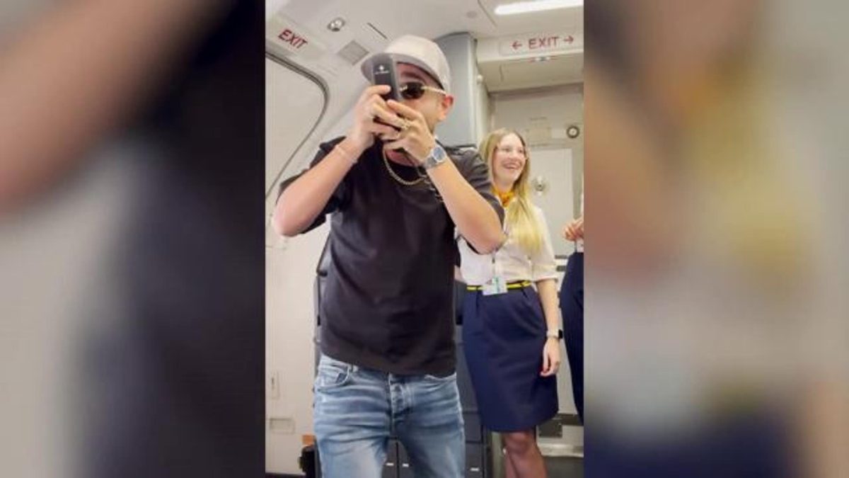 Rocco Hunt, cantante e rapper napoletano, ha sorpreso i passeggeri di un volo Venezia-Bari, improvvisandosi steward e cantando il ritornello del suo nuovo brano.
