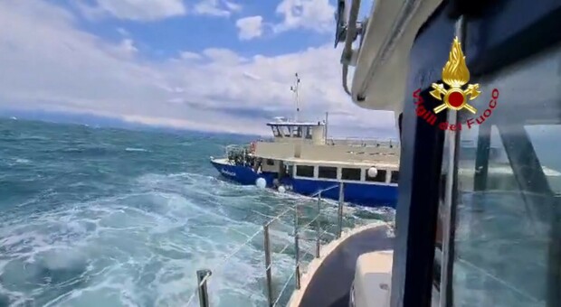 Motonave turistica rischia di affondare, usate le scialuppe di salvataggio per i 76 passeggeri