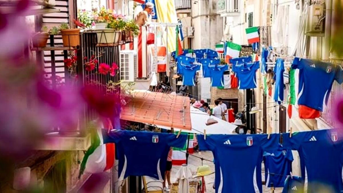 Bari si colora d’azzurro, la “strada delle Orecchiette” a Bari Vecchia si colora di maglie della e bandiere