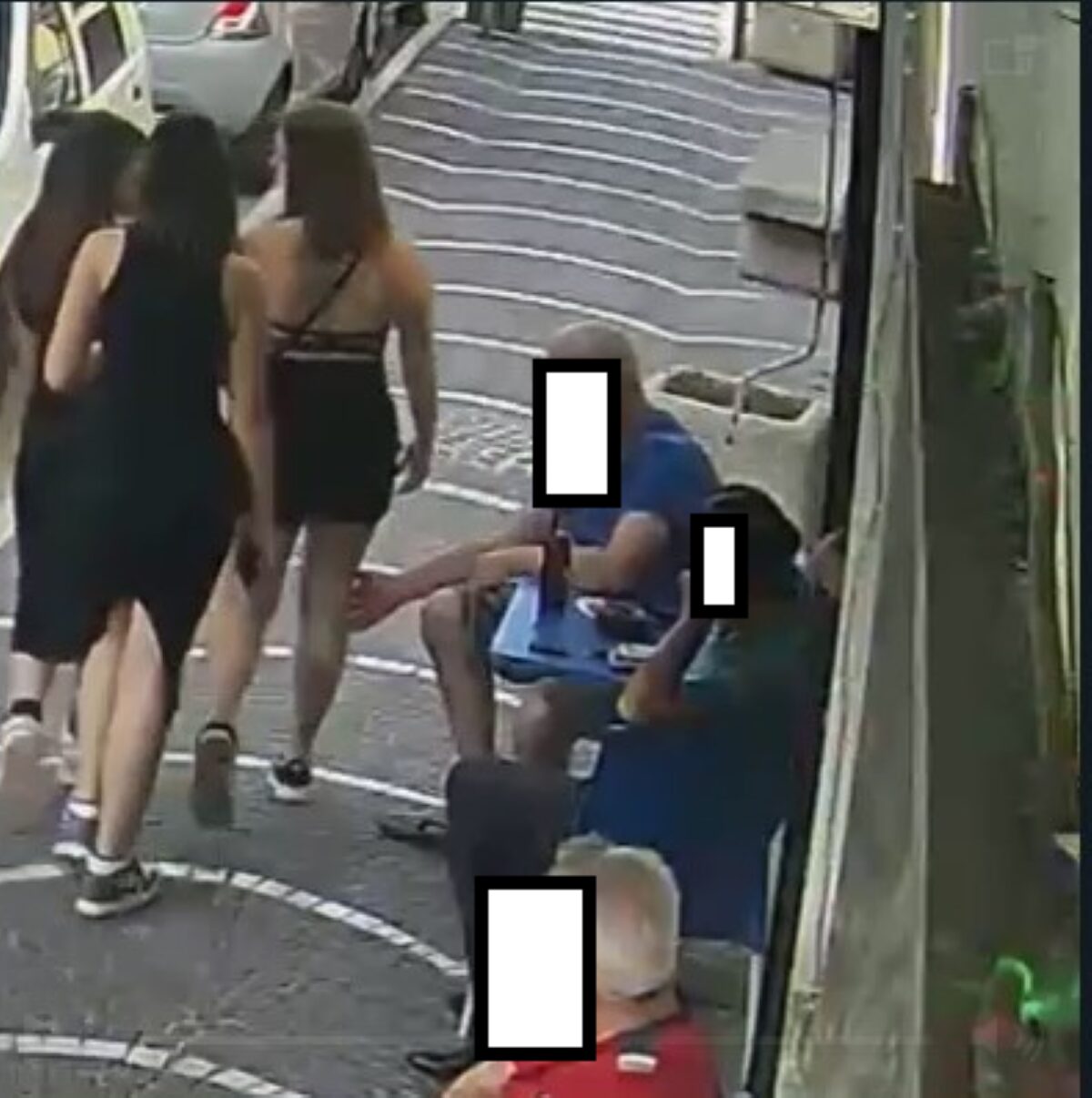 Ragazzina cammina per strada, un uomo le tocca una gamba e viene pestato brutalmente da un gruppo di ragazzi, il video dell’aggressione diventa virale