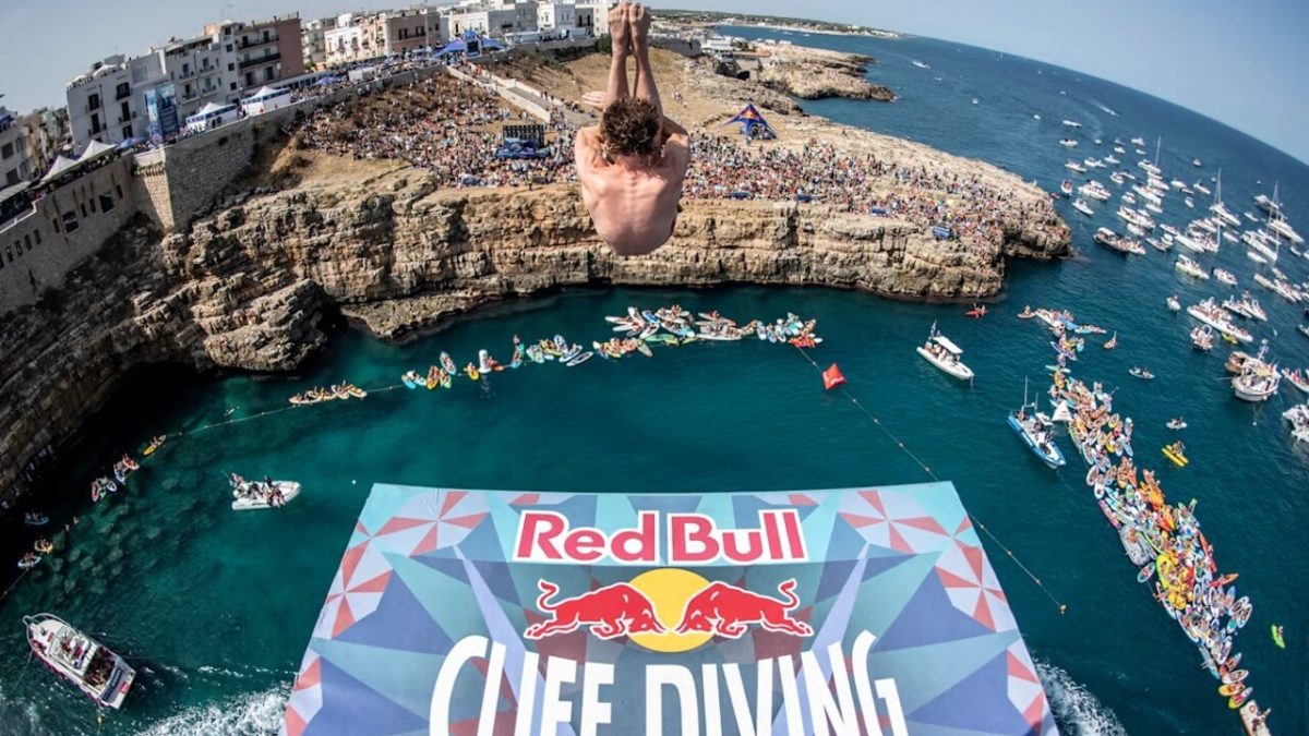Polignano Red Bull Cliff Diving, atleta russo si tuffa male, in acqua perde i sensi, ricoverato in codice rosso
