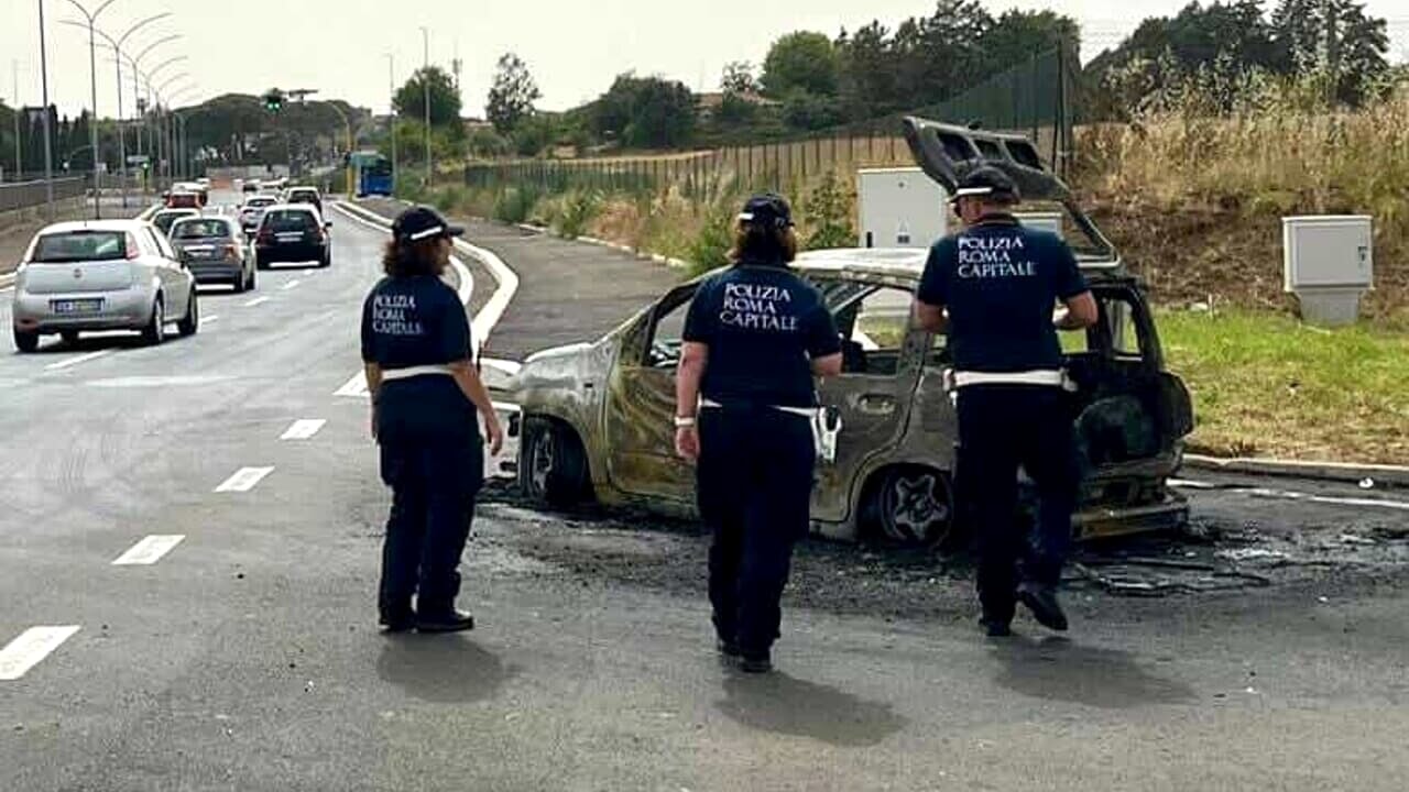 Dramma sulla via Tiburtina a Roma: auto prende fuoco durante il rifornimento, donna gravemente ustionata.