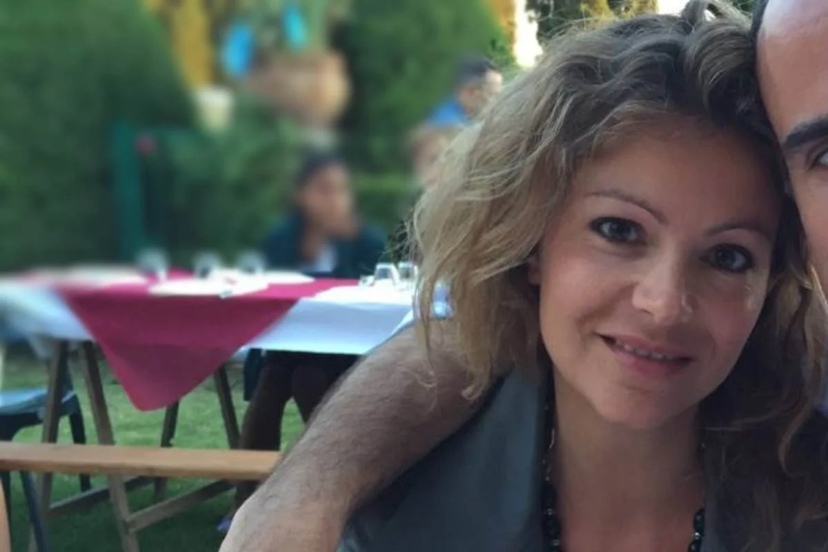 Fabiola Prosperini, morta dopo 11 giorni di ricovero in seguito a un incidente al porto di Lavagna, lascia il marito e tre figli. Indagini in corso sulle cause dell'accaduto.