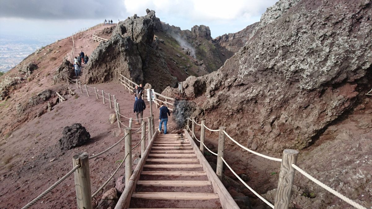 Un turista inglese di 56 anni, Mark John, perde la vita mentre scala il Vesuvio, nonostante gli sforzi dei soccorritori per rianimarlo.