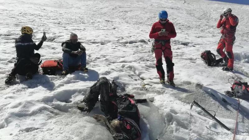 Ritrovato il corpo mummificato di un alpinista americano scomparso 22 anni fa sul Monte Huascaran, in Perù.