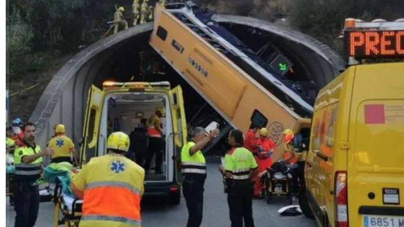 Incidente sull'autostrada C-32: autobus con 60 dipendenti di Inditex si ribalta