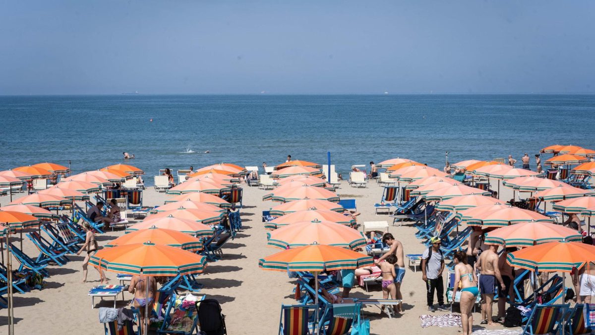 Un uomo di 70 anni perde la vita al Lido Cesarino di Porto Cesareo nonostante i tentativi di salvataggio durati oltre un'ora.