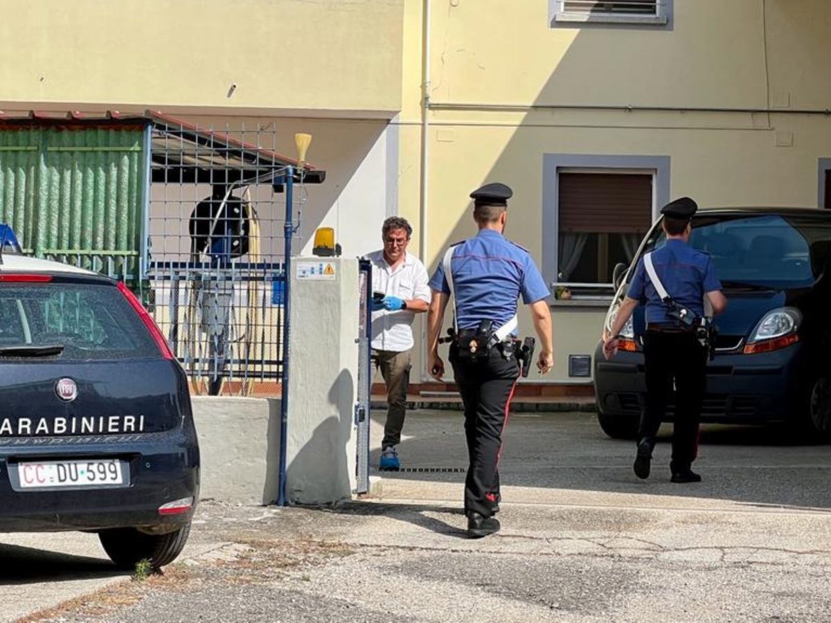 Scoperta drammatica a Udine: anziana coppia trovata morta in casa dopo giorni.