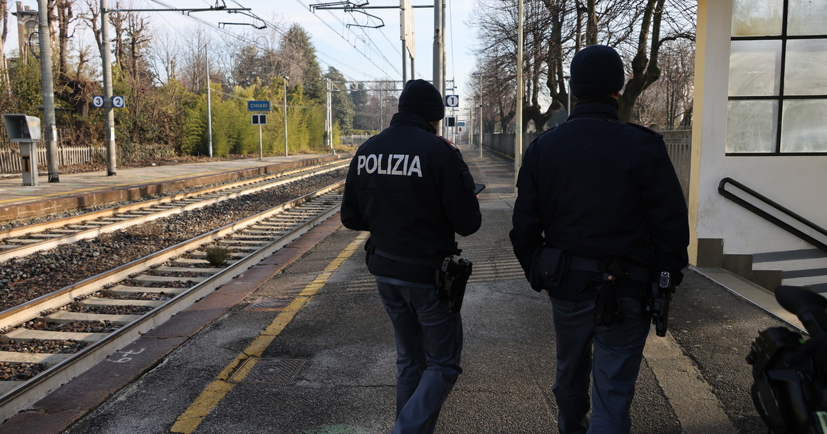 Giovane mamma abbandonata e costretta di notte a dormire in stazione con bimba di 2 anni: gli agenti le trovano una casa