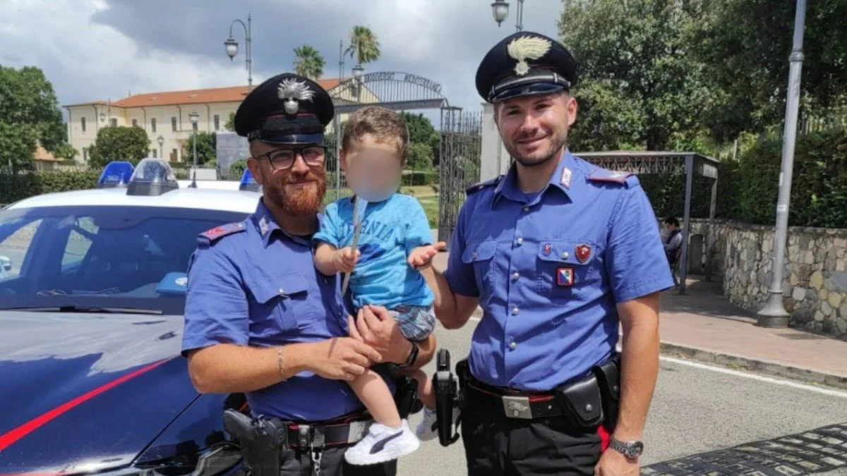 Bimbo di 3 anni chiuso accidentalmente in auto a Catanzaro: salvato dai Carabinieri