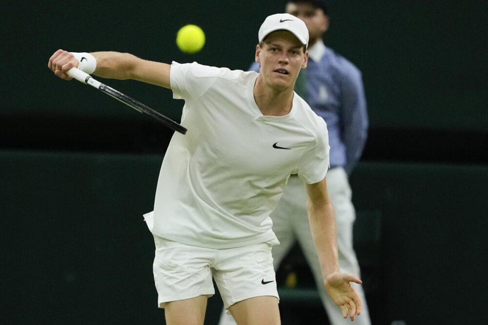 Jannik Sinner termina la sua corsa a Wimbledon 2024, sconfitto da Daniil Medvedev in cinque set.