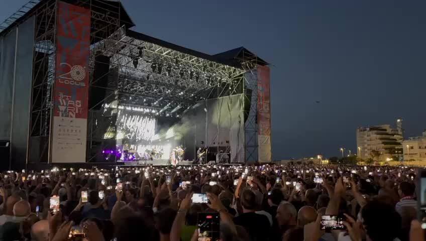 I Simple Minds hanno emozionato il pubblico di Bari durante la loro tappa del Global Tour 2024, esibendosi al Locus Festival sulla rotonda di via Paolo Pinto.