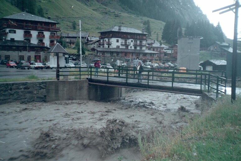 Italia divisa in due, nubifragi e alluvioni al Nord, Centro Sud allerta caldo