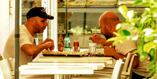 La nuova vita da single di Checco Zalone, pizza con il fratello e spesa da solo al supermercato