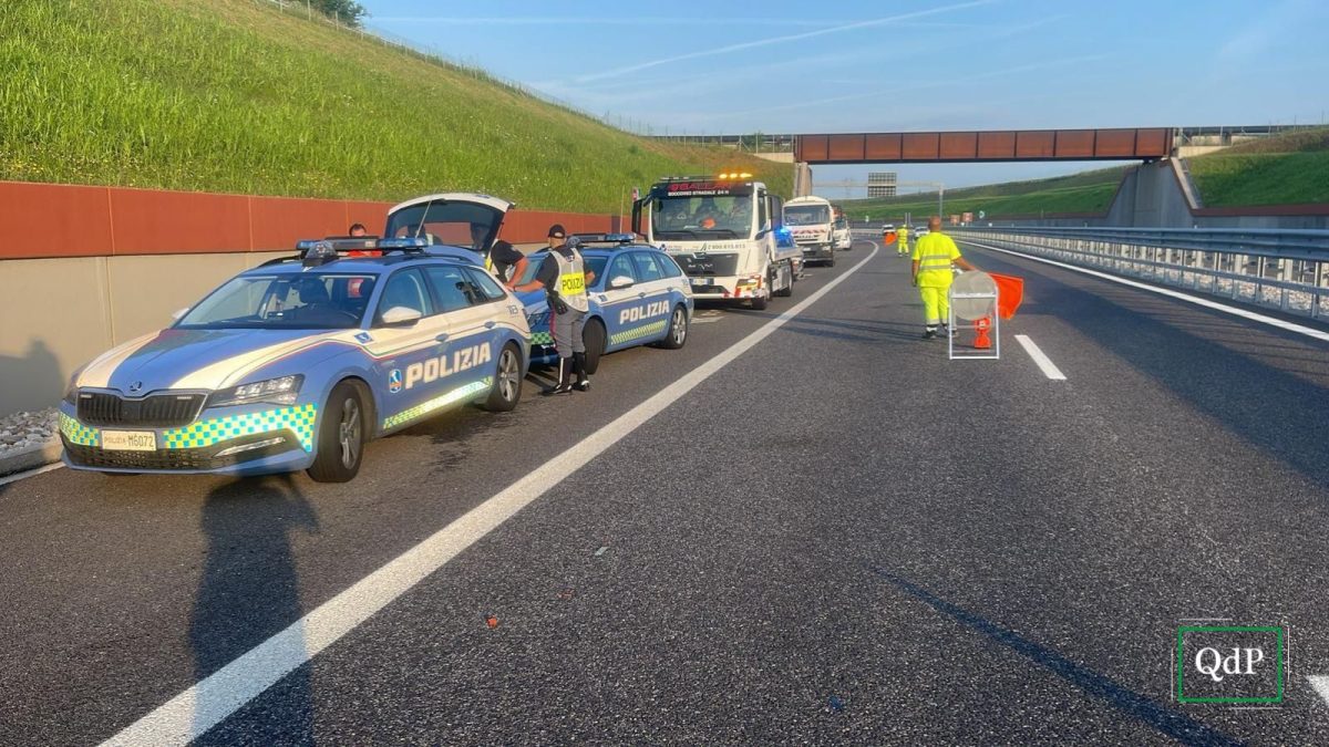 Due agenti della Polstrada feriti durante un incidente sulla superstrada Pedemontana Veneta mentre rilevavano un altro incidente.