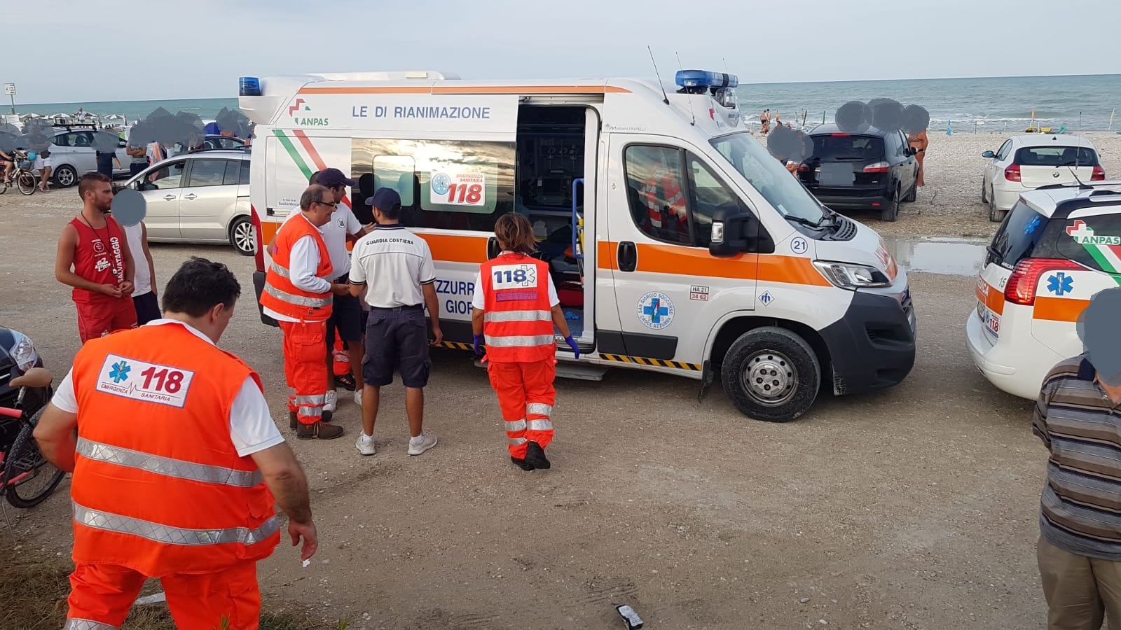 Bari, spiaggia libera a Palese, ragazzo in acqua va in difficoltà, lo salvano due vigili del fuoco