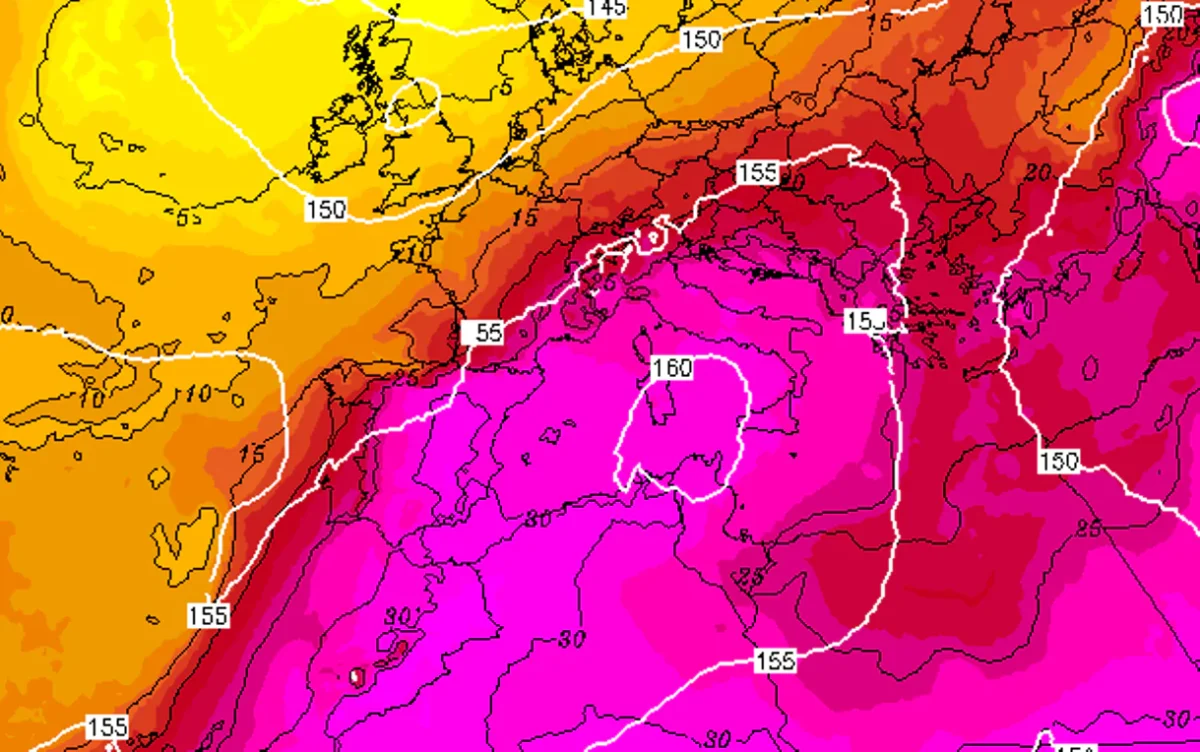 L'Italia è colpita da un'intensa ondata di calore, con molte città in allerta per le alte temperature.