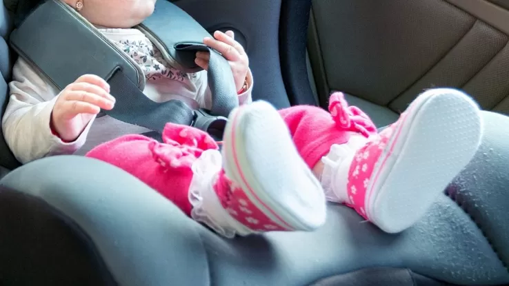 Lascia tre figli piccoli chiusi in auto sotto il sole cocente a quasi 50 gradi per fare shopping, madre fermata