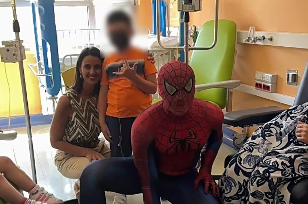 Ciro bimbo di 8 anni ha un sogno, conosce il suo eroe “Spiderman”, lo realizza l’ultimo giorno di chemio