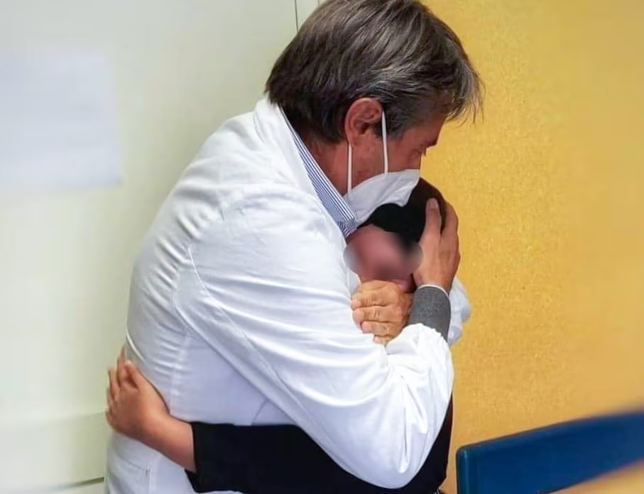 Il commosso addio dei piccoli pazienti al dottor Massimo Abate, primario dell’Oncologia Pediatrica morto troppo presto