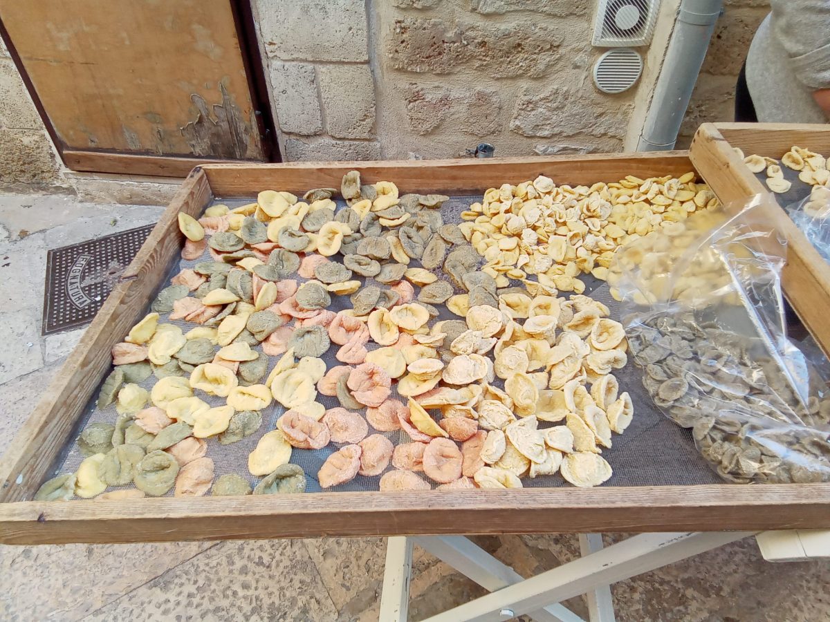 Bari, la denuncia di un turista sui social: “Orecchiette industriali vendute come artigianali”