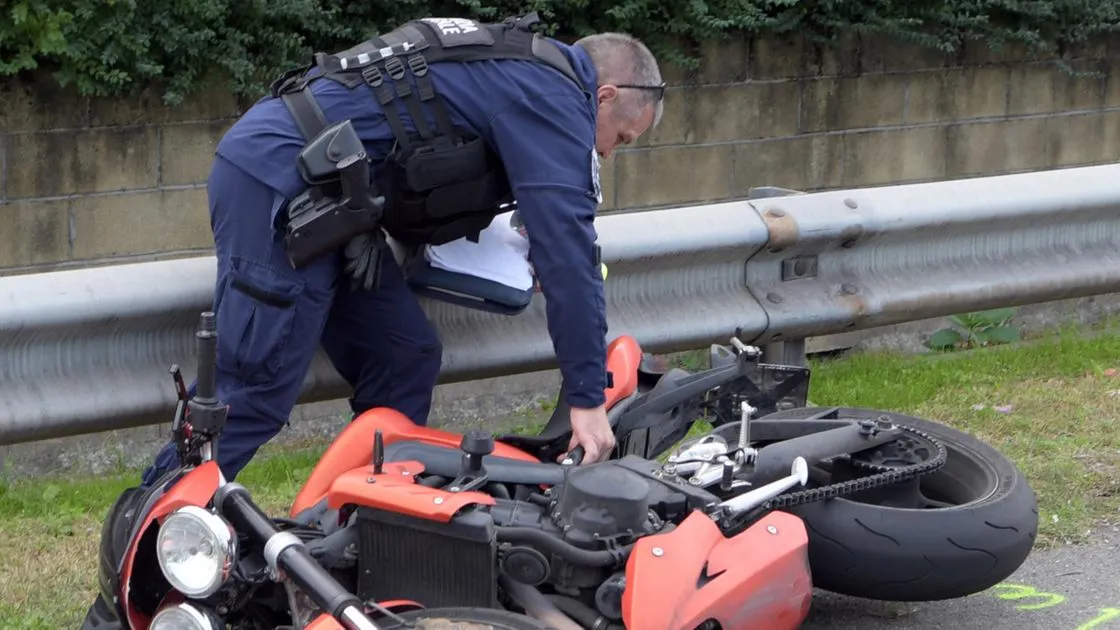 Noto avvocato cade dalla moto e viene travolto da un’auto, muore sul colpo Federico Bevilacqua a 51 anni