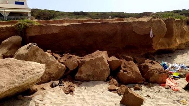 Formentera, improvvisa frana cadono enormi massi in spiaggia e colpiscono una neonata di due mesi, morta sul colpo