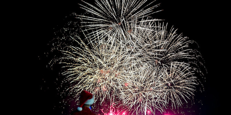 41enne si mette un fuoco d’artificio in testa e lo accende, morto sul colpo