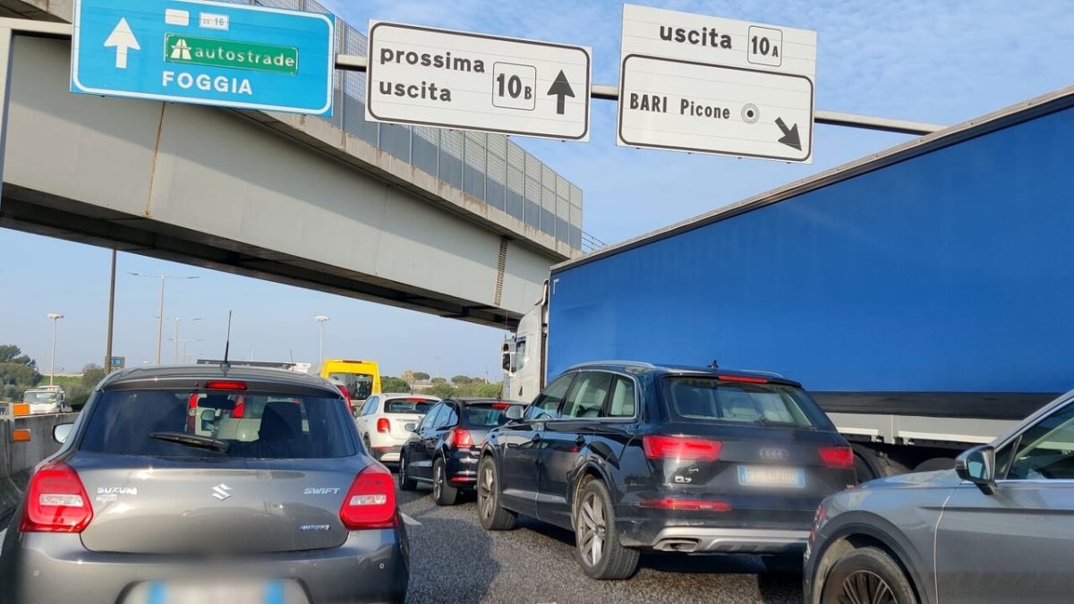 Questa mattina, un incidente sulla statale 16 a Bari ha causato notevoli disagi al traffico, con rallentamenti in entrambe le direzioni.