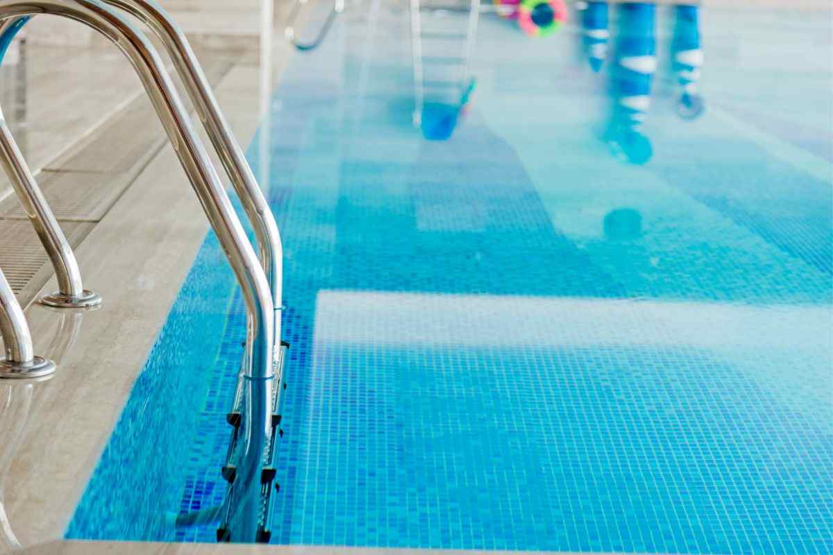 Fugge da una vespa per paura di essere punto e si tuffa in una piscina, 13enne resta tetraplegico