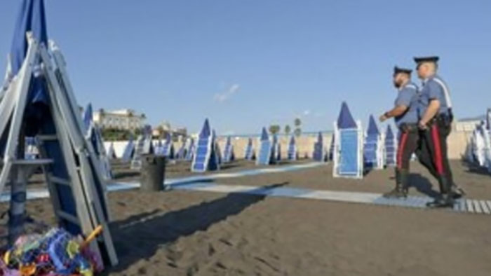 Raid armato sulla spiaggia di un lido, due uomini con fucili a pompa e volto coperto fanno irruzione tra i bagnanti