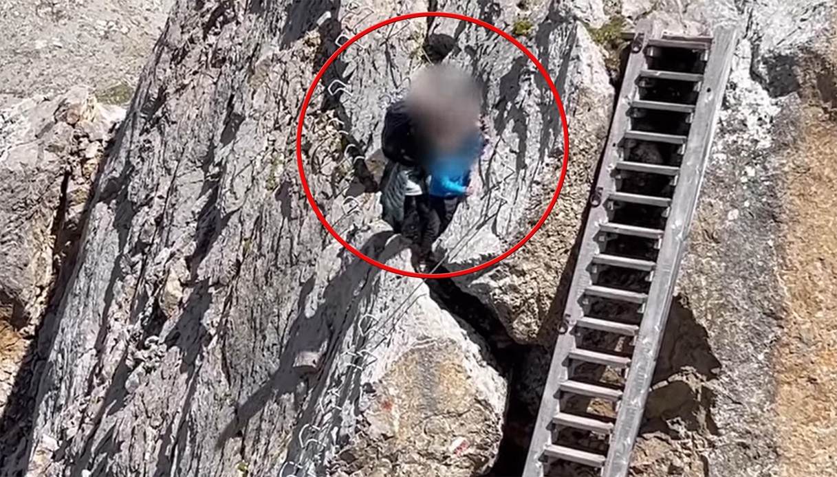 Coppia di genitori si avventura con due bambini senza protezioni sulle Dolomiti: il video sconvolge i social