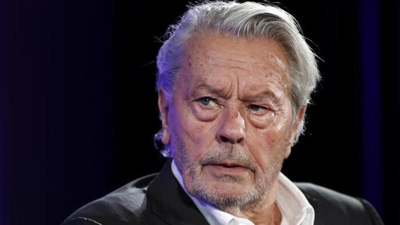 Alain Delon, celebre attore francese, è morto serenamente nella sua casa a Douchy all’età di 88 anni, circondato dall’affetto dei suoi cari.