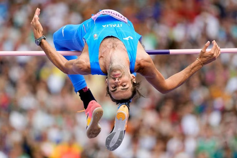 Gianmarco Tamberi e Stefano Sottile accedono alla finale del salto in alto alle Olimpiadi di Parigi 2024 nonostante le difficoltà nelle qualificazioni.