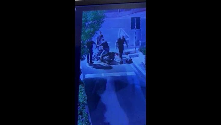 Un tentativo di intrusione al villaggio turistico di Rosa Marina è finito con il blocco di un uomo che ha cercato di forzare l'ingresso e investire un guardiano.