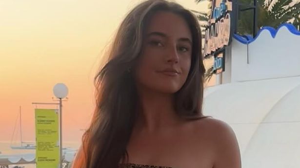 Emma Ramsay, 19 anni, è deceduta a Ibiza dopo essere caduta dal balcone dell'hotel dove alloggiava con le sue amiche, durante una vacanza.