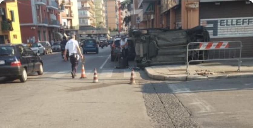 Scontro tra due auto a Bari, in via Giulio Petroni: una 42enne è stata gravemente ferita e trasportata in codice rosso al Policlinico.