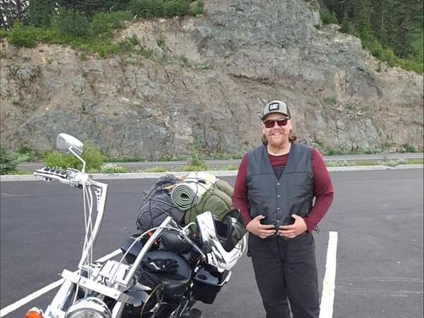 Motociclista scomparso per cinque giorni nei boschi ritrovato vivo: la straordinaria storia di sopravvivenza di Zachary DeMoss