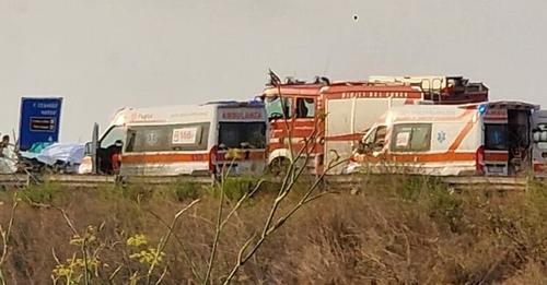 Una donna è deceduta in un grave incidente stradale avvenuto sulla statale 101 vicino a Gallipoli, mentre altre tre persone sono rimaste ferite.