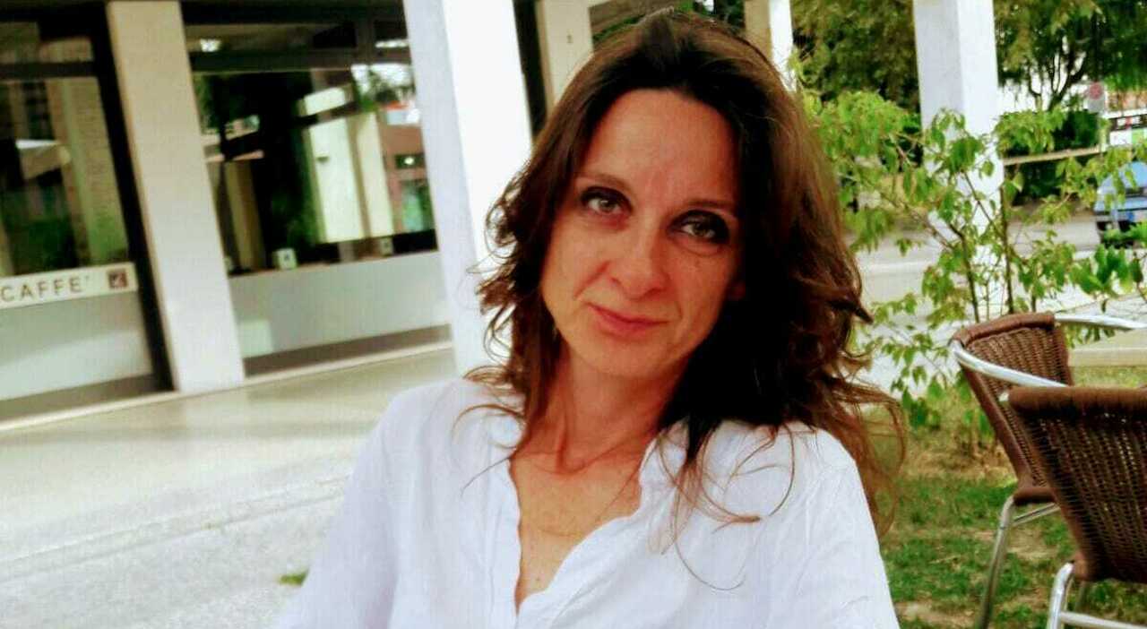 Anna Marello, 49 anni, muore in auto durante un viaggio con la famiglia dal Veneto al Friuli. Le cause sono ancora da accertare.