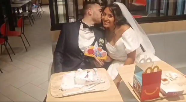 Un matrimonio fuori dagli schemi: Michele e Ilary festeggiano le nozze al McDonald's di Avellino, e il video diventa virale sui social.