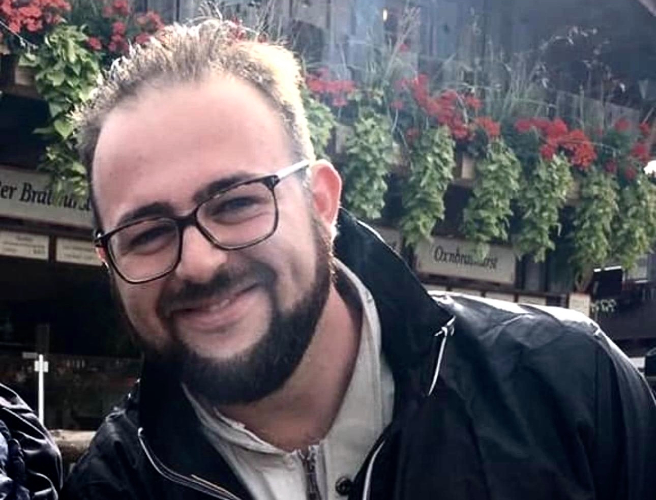 Bruno Camillotti, 29 anni, gestore dello chalet "Bagni Bruno" a Cologna Spiaggia, è morto nove giorni dopo un incidente in monopattino avvenuto a Roseto.