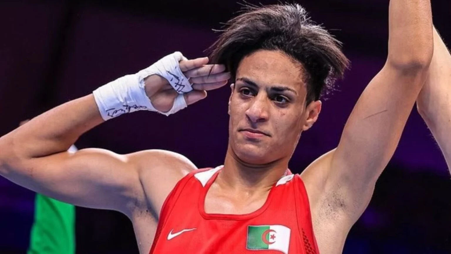 Imane Khelif si prepara per la semifinale dei -66 kg donne contro Suwannapheng. Intanto, la Federazione internazionale di pugilato (Iba) solleva controversie sulla sua identità di genere.